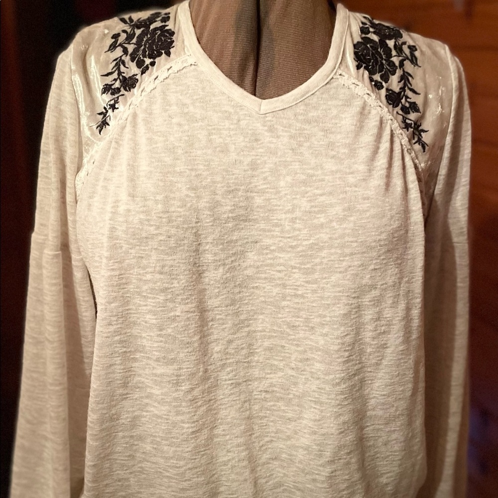 Maurices long sleeve blouse/light sweater lace and black roses size large